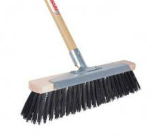 Grove bezem met steel 140cm.