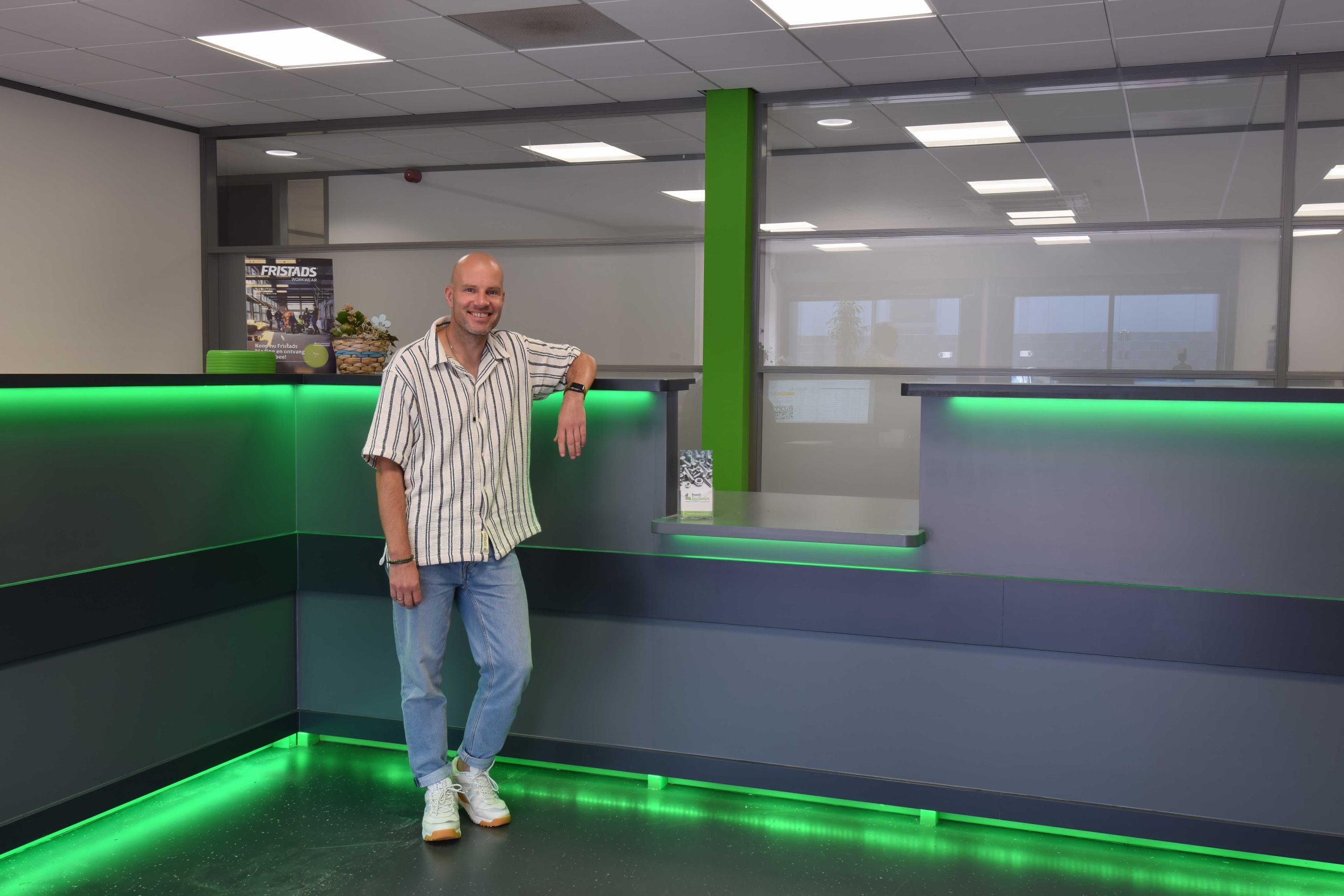 Rick de Bruijn van BMB Techniek bij de balie. Werkzaam als financieel medewerker