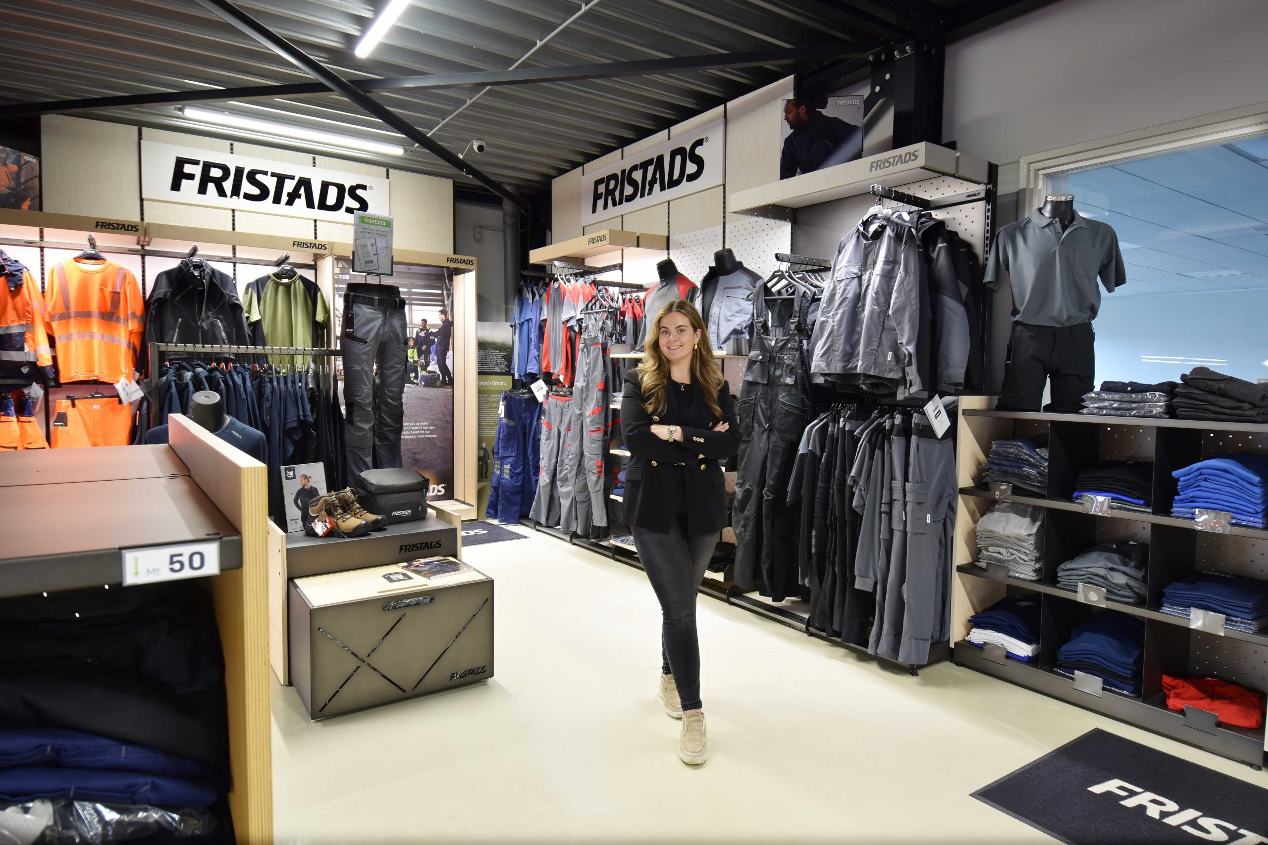 Tess Brouwer van BMB Techniek bij afdeling werkkleding met merk Fristads